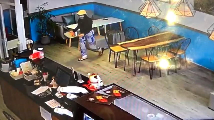 Người phụ nữ vờ giúp chị T bê đồ để nạn nhân mất cảnh giác. Ảnh chụp từ clip Người phụ nữ vờ giúp chị T bê đồ để nạn nhân mất cảnh giác. Ảnh chụp từ clip