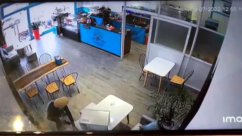 Lợi dụng lúc nữ nhân viên quay lưng lại, người phụ nữ lén lấy điện thoại rồi nhanh chóng rời đi. Ảnh: HT Lợi dụng lúc nữ nhân viên quay lưng lại, người phụ nữ lén lấy điện thoại rồi nhanh chóng rời đi. Ảnh: HT