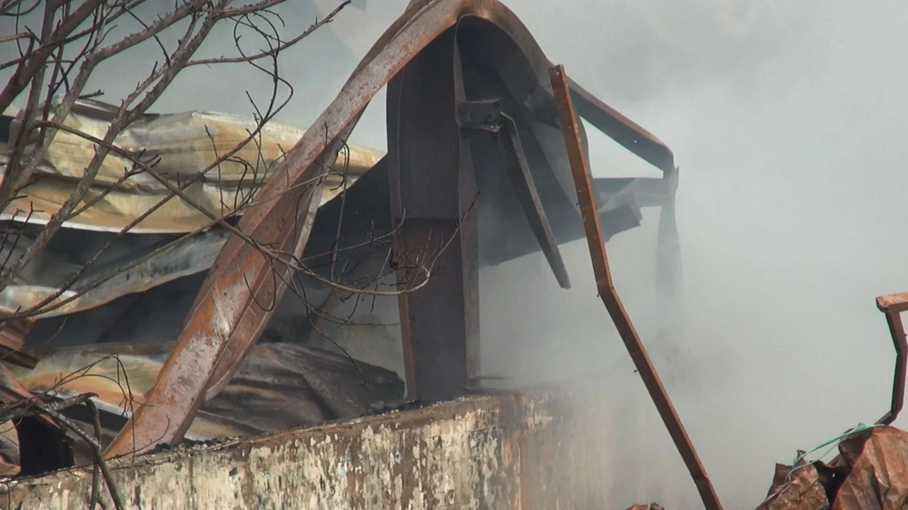 Sức nóng từ ngọn lửa khiến mái tôn, khung thép đổ sập. Ảnh: NT