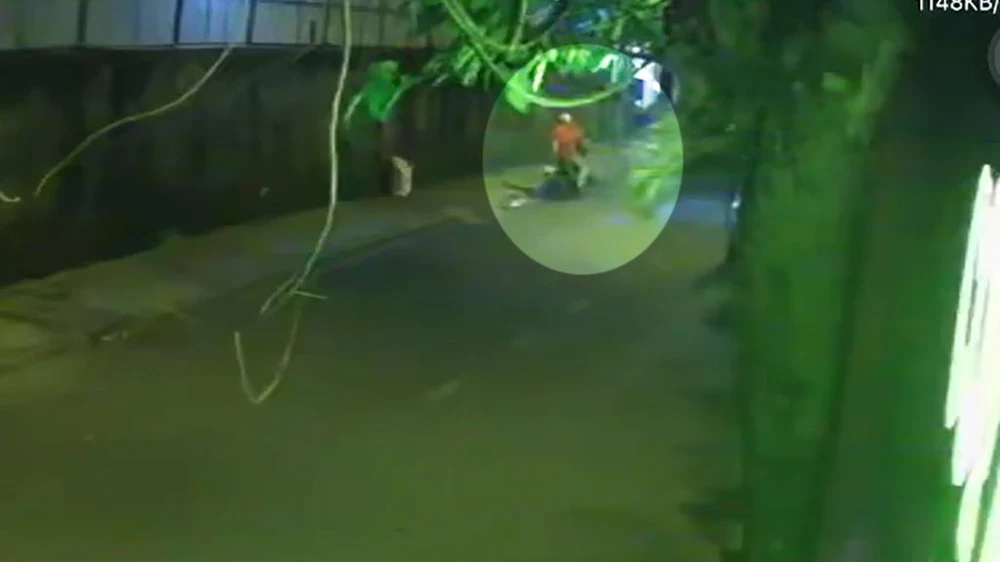 Nam thanh niên đợi một lúc trước khi cướp giật laptop của anh H. Ảnh chụp từ clip