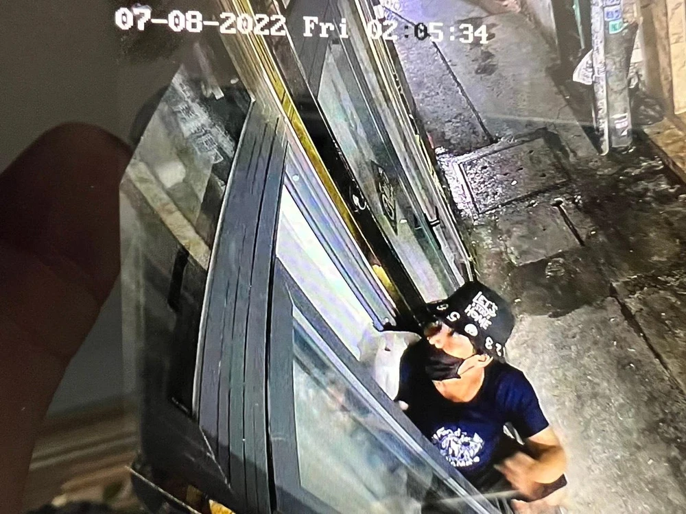 Hình ảnh từ camera an ninh trong vụ Thuận đột nhập nhà ông T, lấy đi nhiều tài sản giá trị. Ảnh chụp từ clip