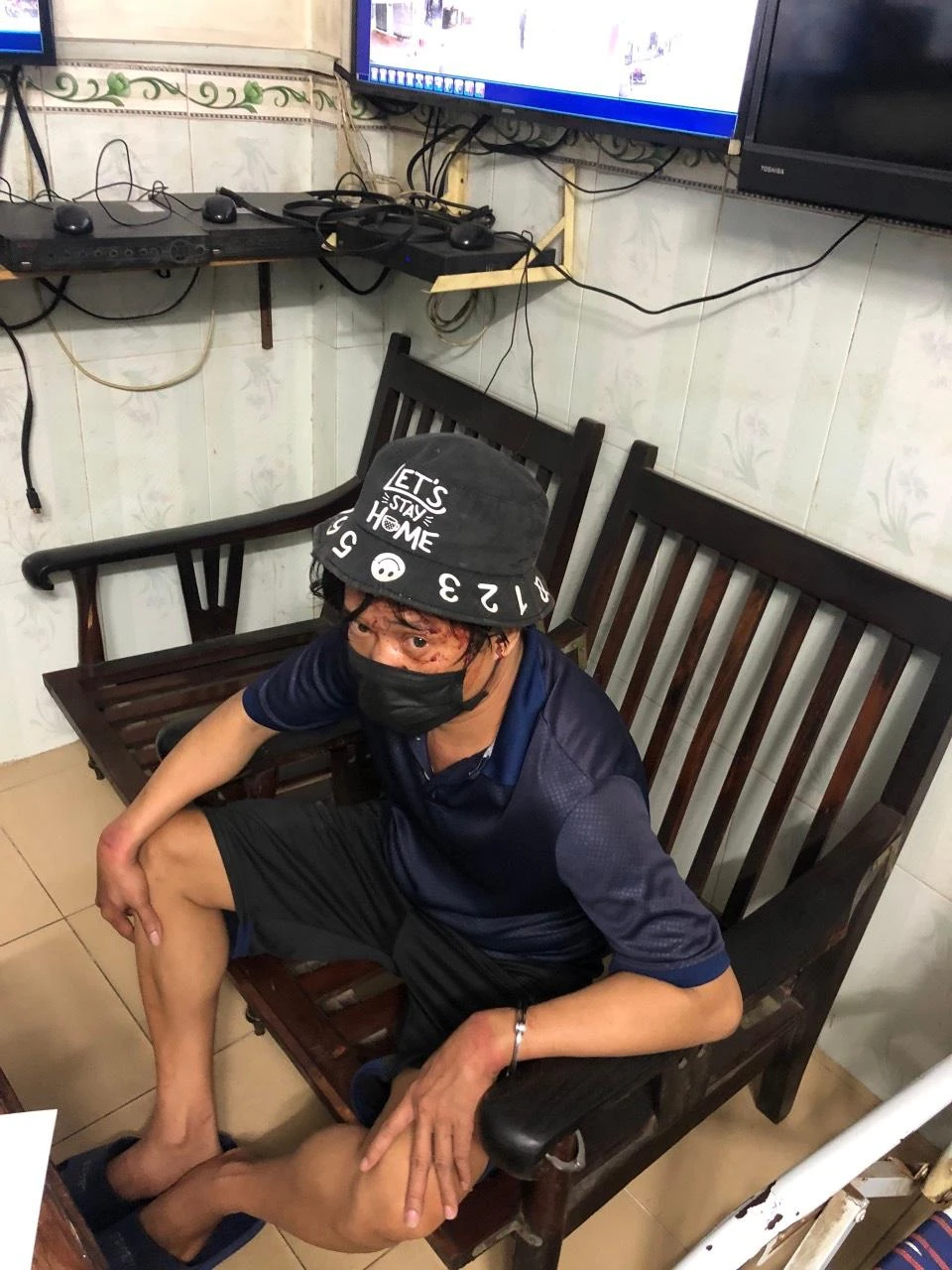 Thuận bị công an quận 11 bắt khi đang lục trộm tài sản ở quán ăn. Ảnh: CA