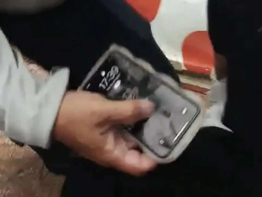 Chiếc điện thoại tang vật cũng được bàn giao cho công an. Ảnh: HSTB