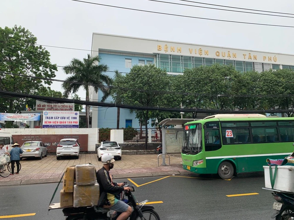 Khu vực xảy ra vụ án mạng trước Bệnh viện quận Tân Phú. Ảnh: HT