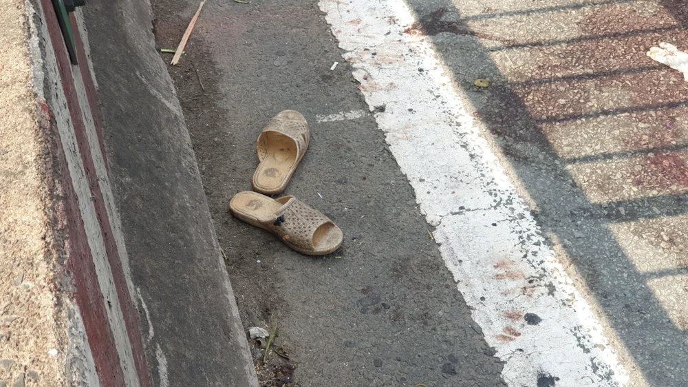 Nạn nhân sau đó được người dân đưa vào bệnh viện cấp cứu. Ảnh: NT