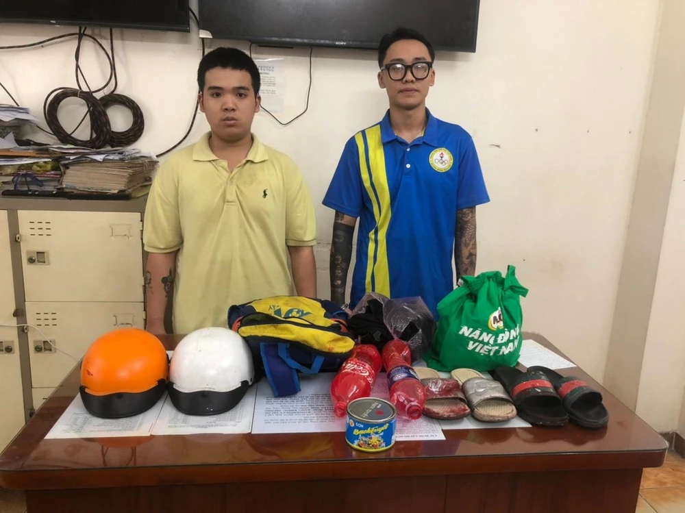 Ân và Thiện tại cơ quan điều tra. Ảnh: NT