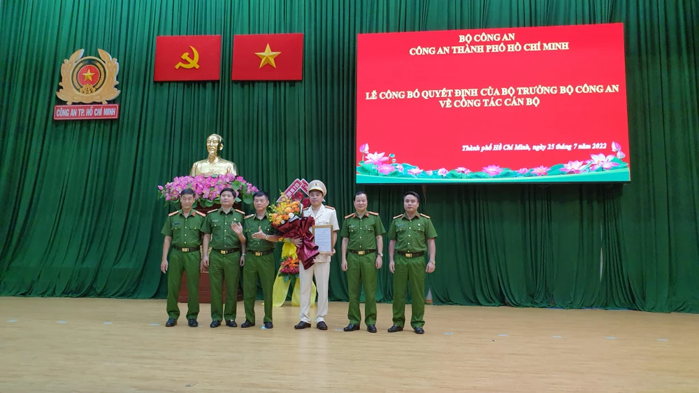 Lãnh đạo Cục C02 chúc mừng đại tá Mai Hoàng. Ảnh: NT