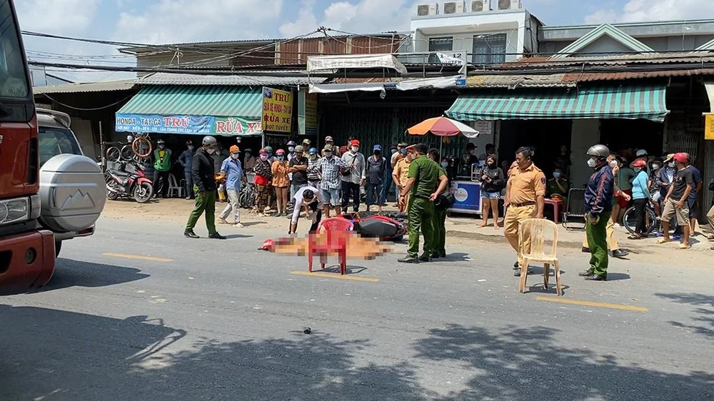 Công an huyện Bình Chánh sau đó phong tỏa hiện trường, khám nghiệm điều tra. Ảnh: HT