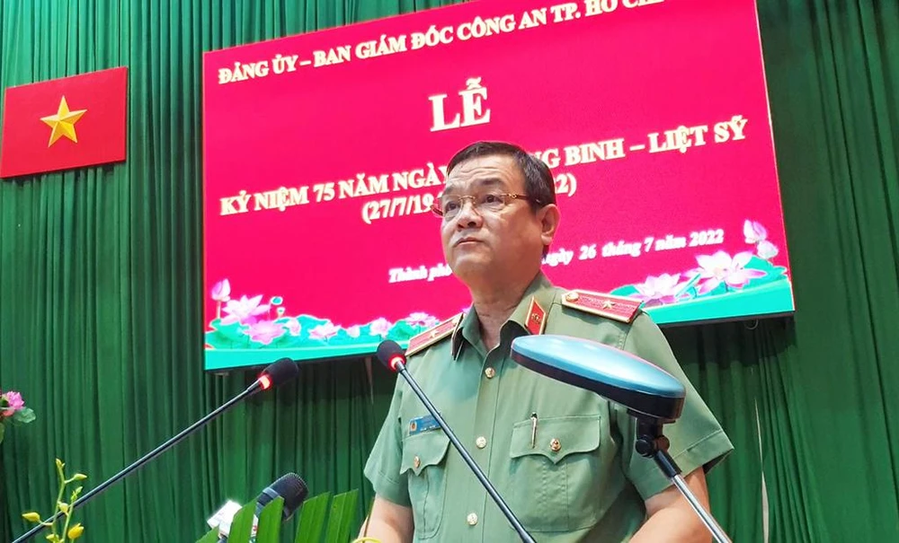 Giám đốc Công an TP.HCM bày tỏ lòng lòng thành kính, tri ân sâu sắc đối với các Mẹ Việt Nam Anh hùng, các Anh hùng lực lượng vũ trang nhân dân, Thương binh, gia đình Liệt sỹ và gia đình có công với cách mạng trong công an TP. Ảnh: NT