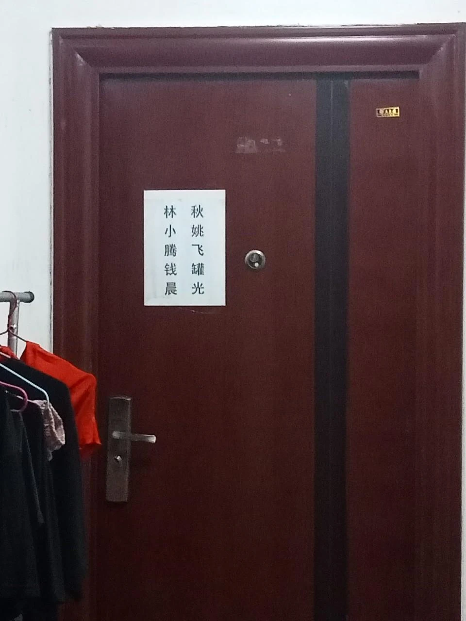 Một nạn nhân gửi hình ảnh bị nhốt trong căn phòng, trước cửa có chữ Trung Quốc. Ảnh: NDCC