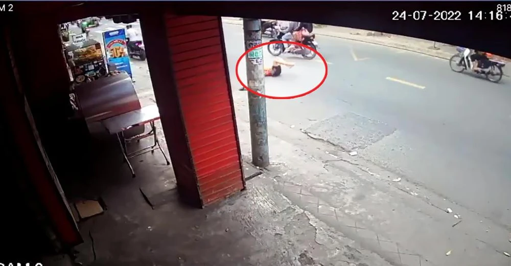 Cô gái phát hiện, đuổi theo và kéo lại nhưng bị té ngã, lăn vòng dưới đường. Ảnh chụp từ clip