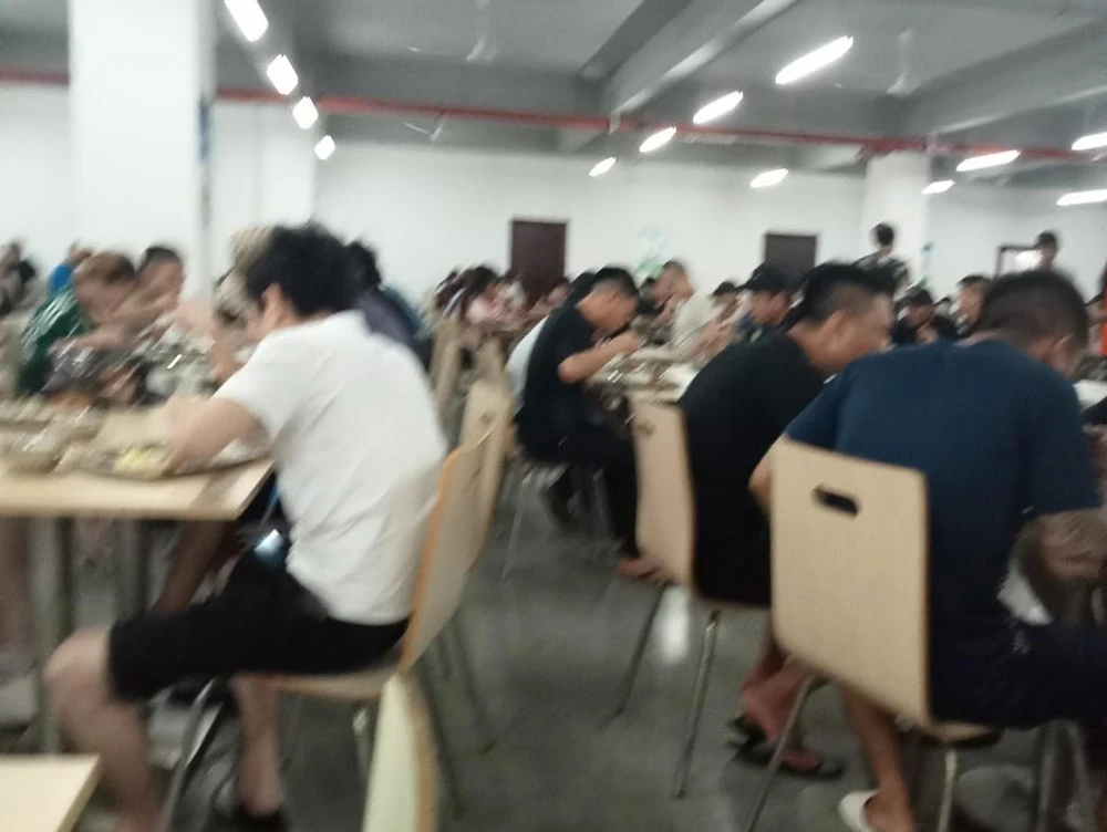 Các thanh niên Việt bị lừa đảo trên mạng trong giờ ăn trưa dưới sự quản lý nghiêm ngặt. Ảnh NDCC