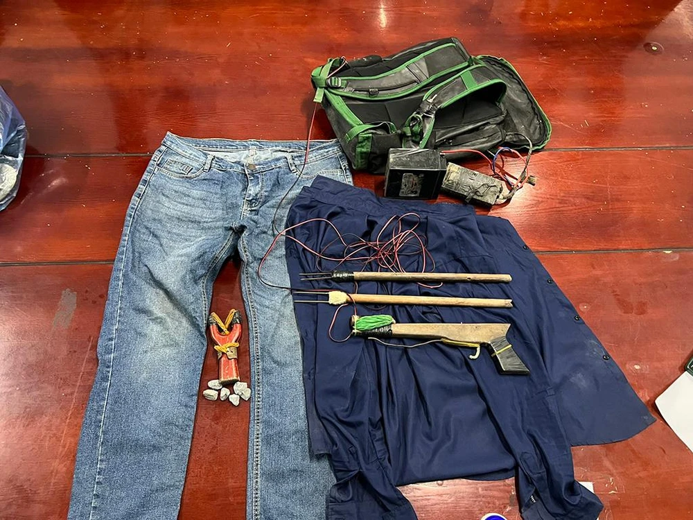 Tang vật gồm súng bắn chĩa điện tự chế... bị công an thu giữ. Ảnh: CA