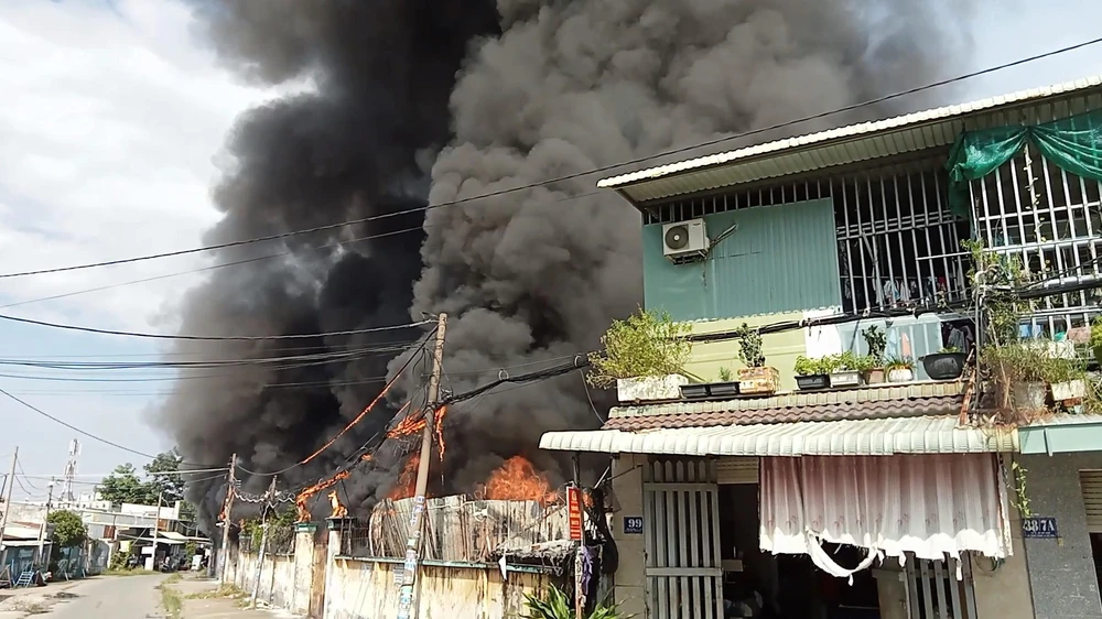 Khói lửa dữ dội bốc lên từ xưởng vải trên đường Thiên Quang, xã Trung Chánh, huyện Hóc Môn. Ảnh: NT