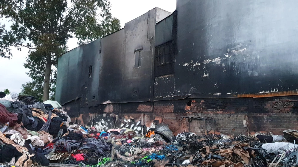 Toàn bộ xưởng bị đổ sập, tài sản bên trong bị thiêu rụi. Ảnh: NT