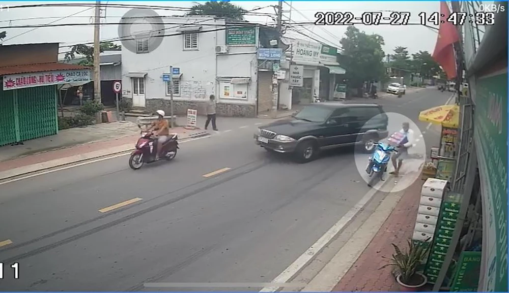 Người đàn ông đi xe tay ga, trộm ba thùng bia tại quán của bà T chiều 27-7. Ảnh chụp từ clip