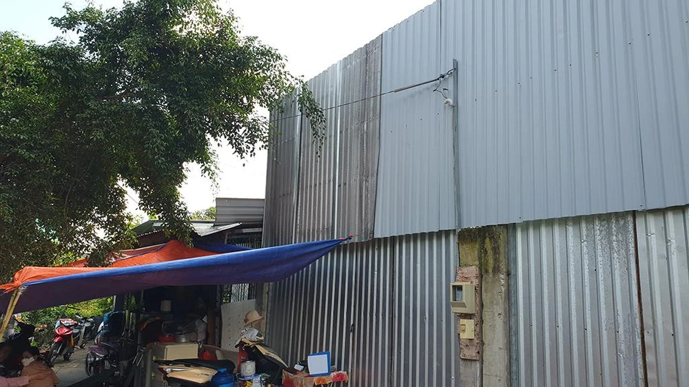 Chị K và gia đình phải giăng bạt để ở tránh mưa nắng. Ảnh: NT