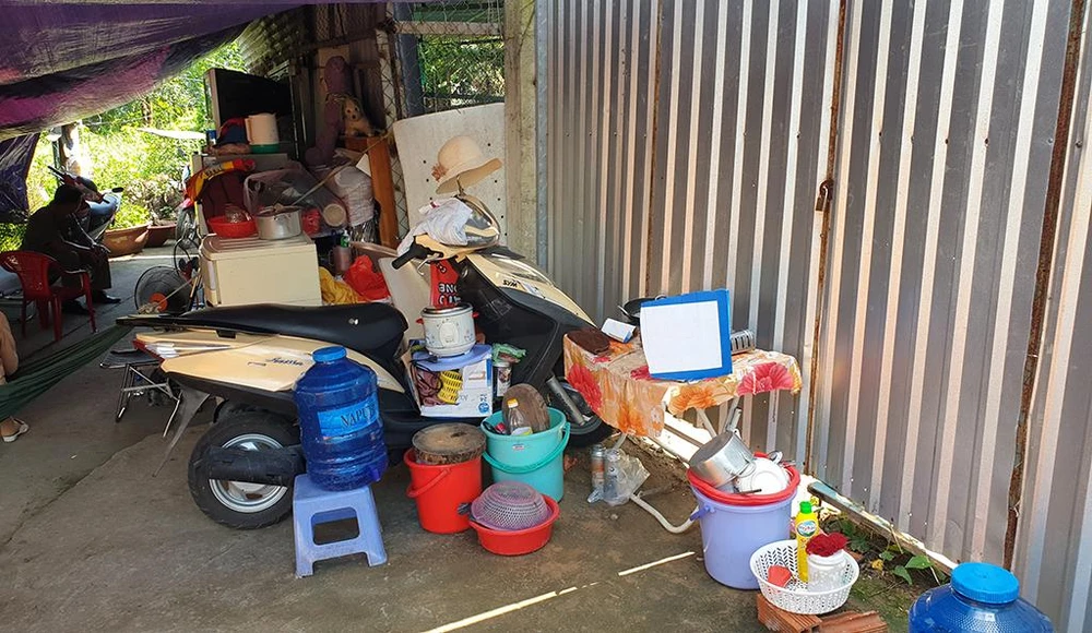 Đã nhiều ngày qua, gia đình chị K phải ở ngoài. Ảnh: NT