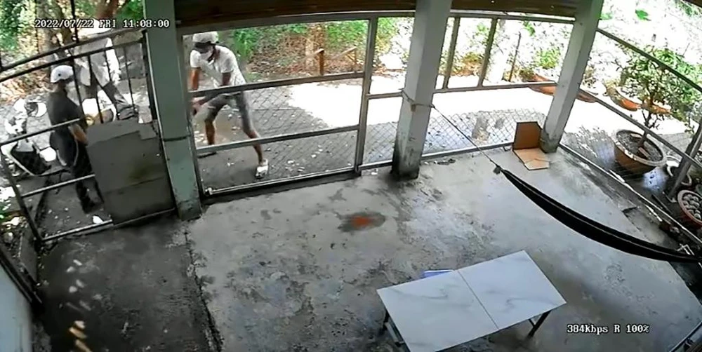 Chị K cho biết đến ngày 22-7, nhóm người tới phá cửa, ép chị K ra ngoài. Ảnh chụp từ clip