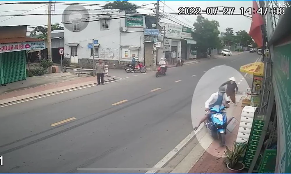 Người đàn ông loạng choạng, tông trúng chậu hoa làm rớt lại hai thùng bia. Ảnh chụp từ clip