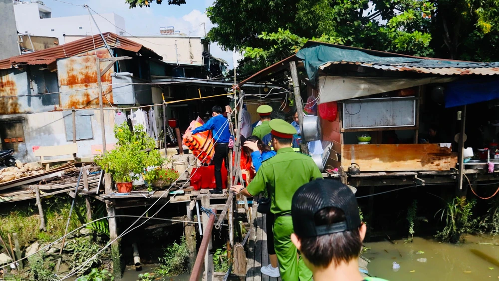 Chi đoàn Thanh niên Chuyên đề Công an TP.HCM và Phòng Cảnh sát PCCC và CNCH, Công an TP.HCM trao quà cho các gia đình khó khăn ở khu vực gầm cầu Bình Lợi. Ảnh: ĐN
