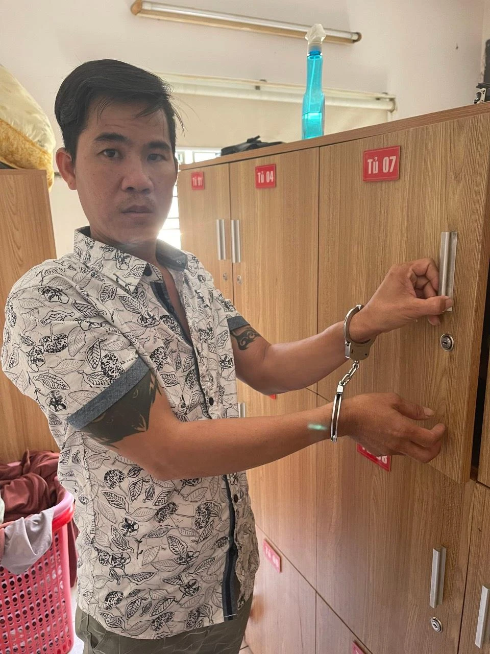 Tùng khai đã lấy trộm tiền của khách đến massage rồi trốn về chỗ bạn gái ở. Ảnh: CA