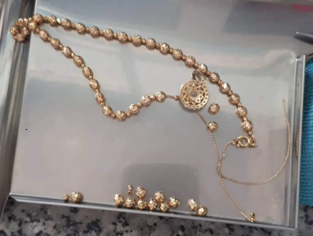 Sợi dây chuyền theo bà P trị giá khoảng 15 triệu đồng. Ảnh: NVCC Sợi dây chuyền theo bà P trị giá khoảng 15 triệu đồng. Ảnh: NVCC