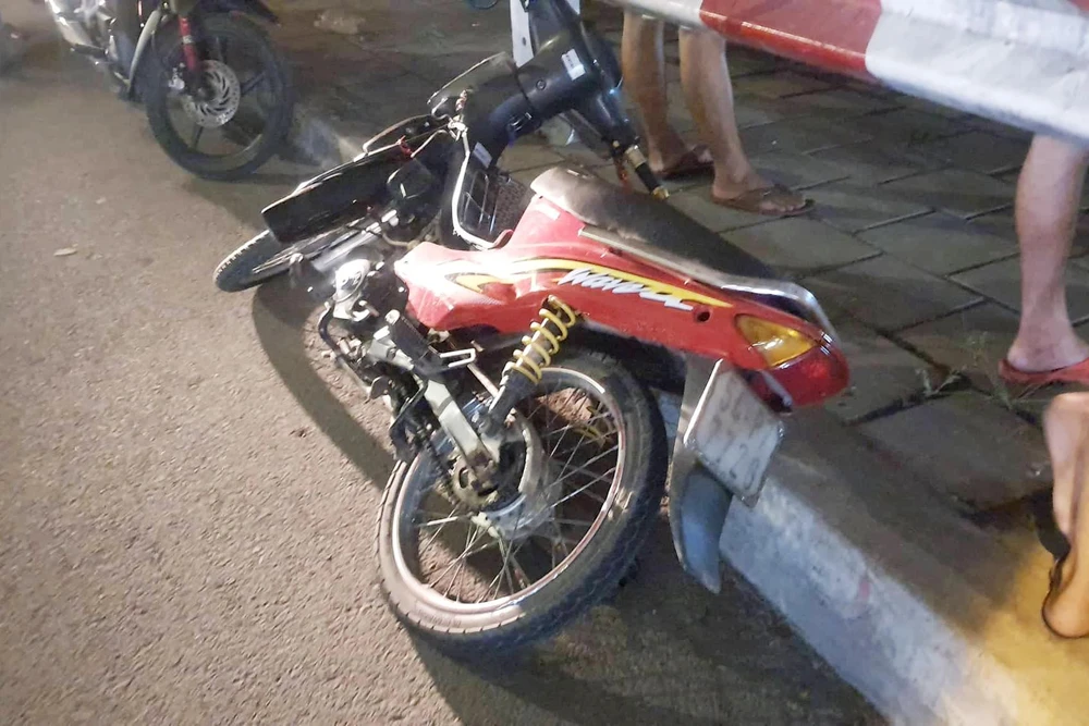 Nam thanh niên bỏ lại xe máy, nhảy xuống kênh mất tích. Ảnh: HT