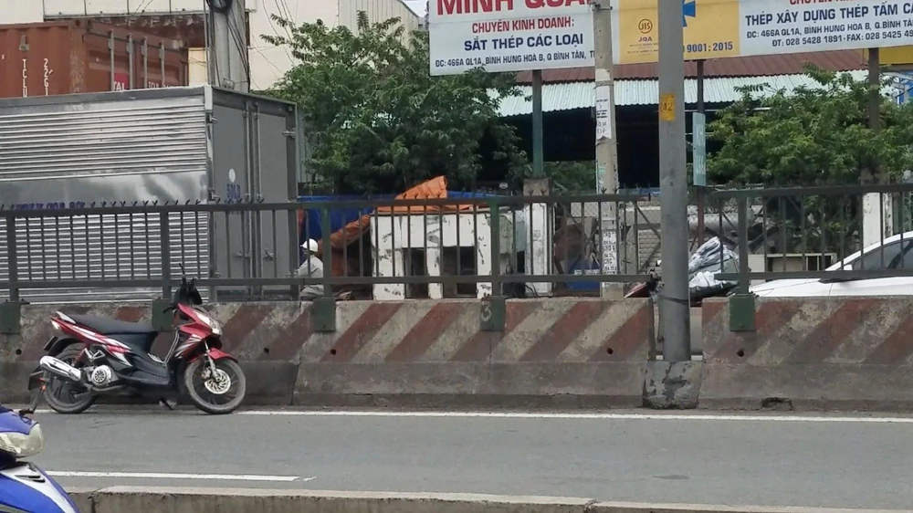 Người đàn ông vượt qua Quốc lộ đoạn không dành cho người đi bộ và bị xe máy chạy trong làn ô tô tông trúng. Ảnh: HT