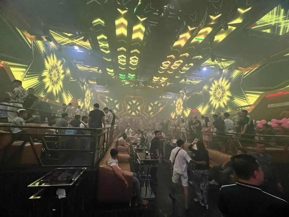 Công an quận Tân Phú ập vào quán bar phát hiện hàng chục người dương tính với ma túy. Ảnh: CA