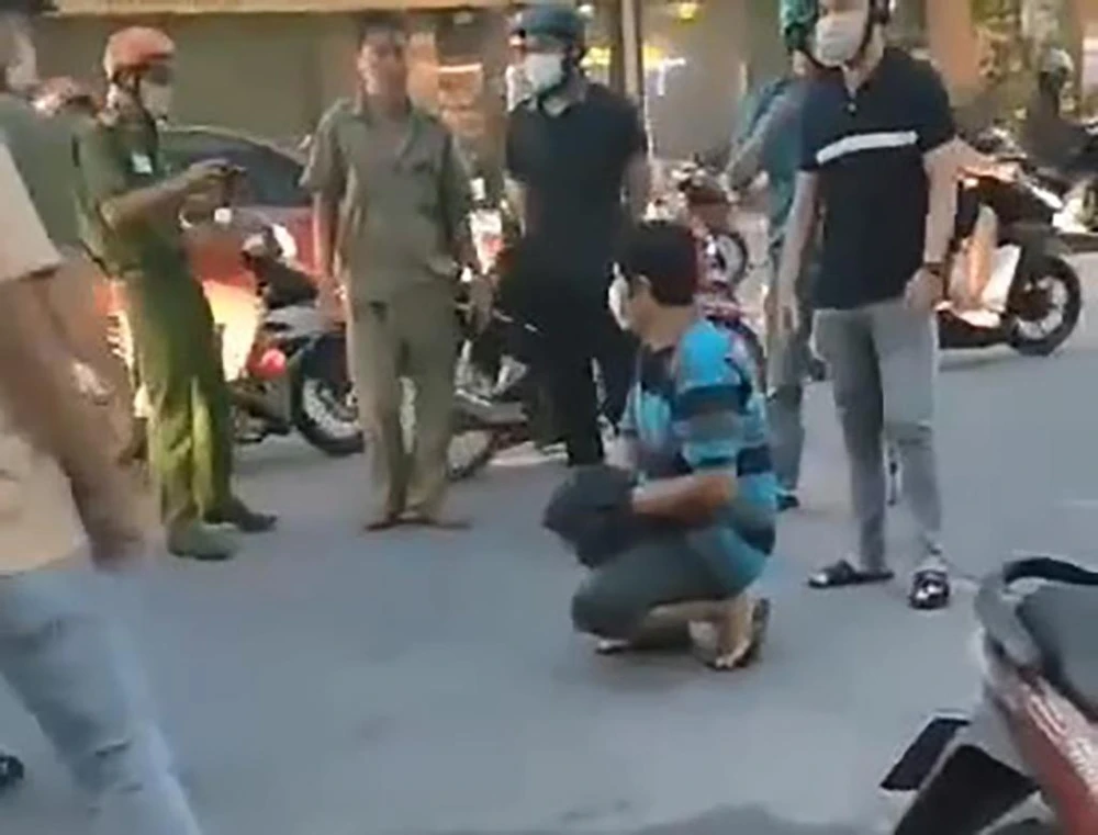 Công an đưa Duy đến dựng lại hiện trường. Ảnh: HT