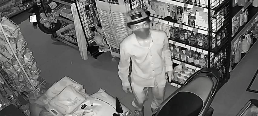 Nam thanh niên đột nhập vào cửa hàng lúc rạng sáng. Ảnh chụp từ clip