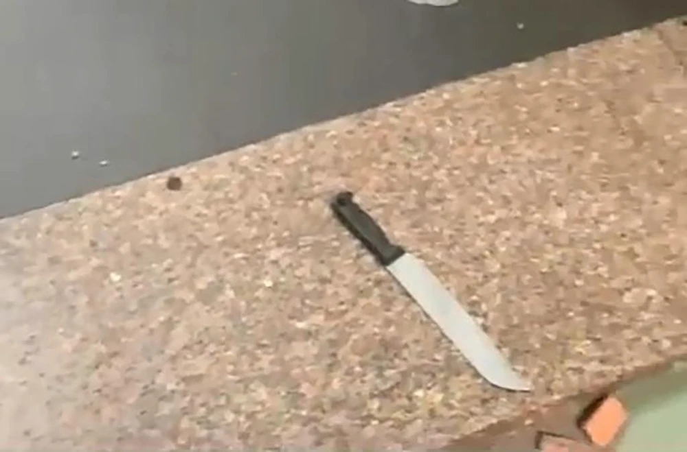 Con dao bị vứt lại tại hiện trường. Ảnh: HT