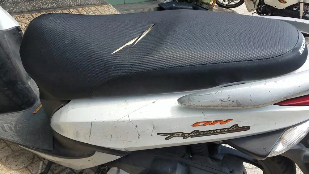 Chiếc xe máy của gia đình ông H bị chém hư. Ảnh: HT