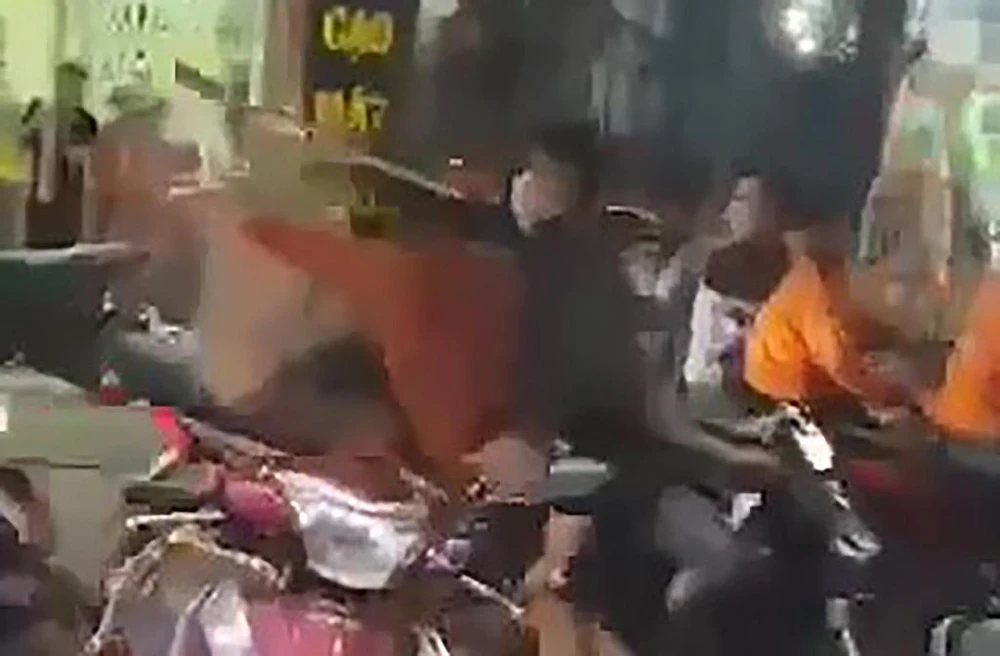 Nhóm thanh niên cầm mã tấu chạy trên đường Nguyễn Văn Khối khiến người dân hoảng loạn. Ảnh chụp từ clip
