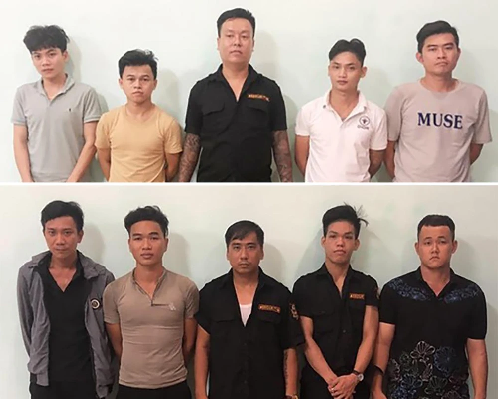 Công an làm việc với những người liên quan để điều tra về hành vi gây rối trật tự công cộng. Ảnh: CA