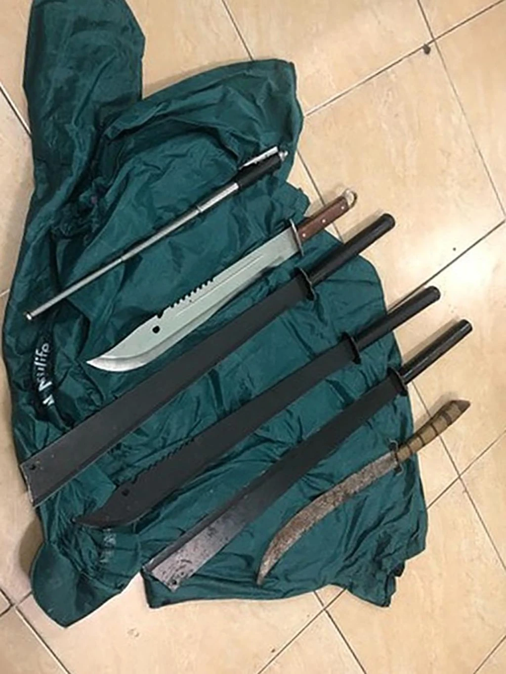 Hung khí tang vật bị công an thu giữ. Ảnh: CA