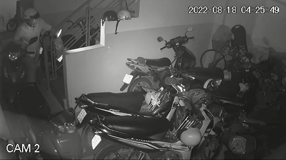 Hai thanh niên lựa xe đắt tiền để lấy. Ảnh chụp từ clip