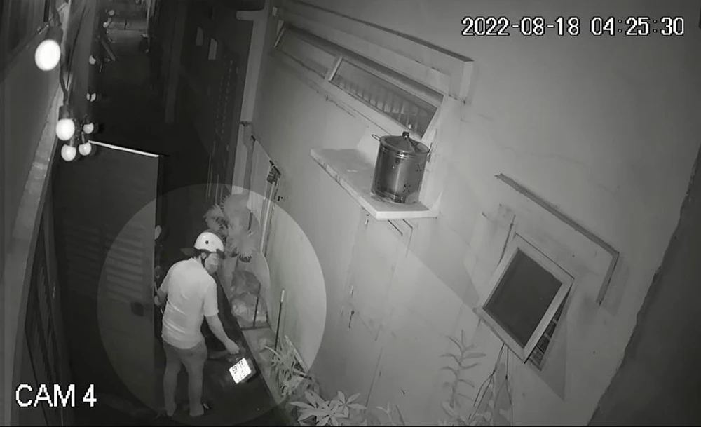 Nhóm này đẩy ra ngoài ba xe, nhưng chỉ lấy hai xe. Ảnh chụp từ clip