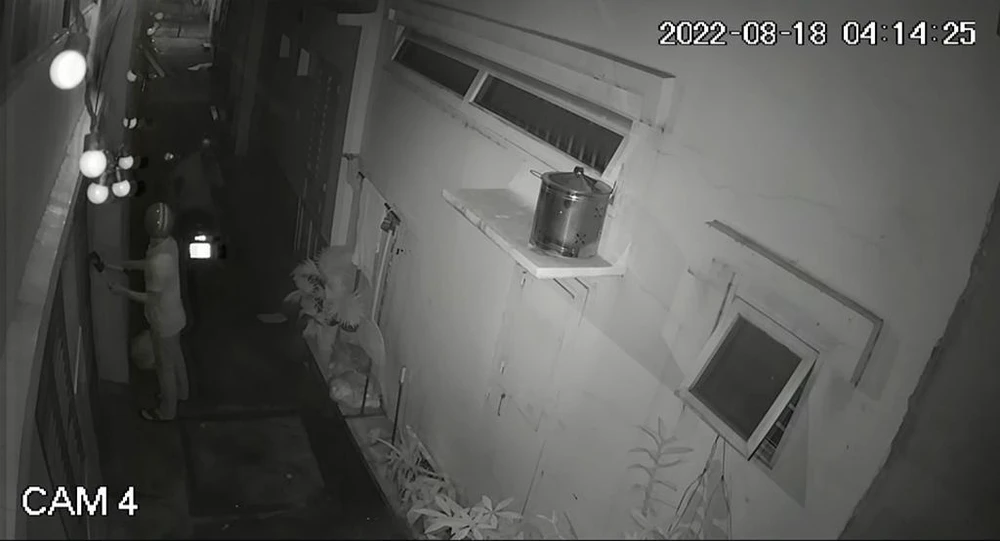 Trộm dùng kìm cắt khóa để đột nhập nhà trọ. Ảnh chụp từ clip