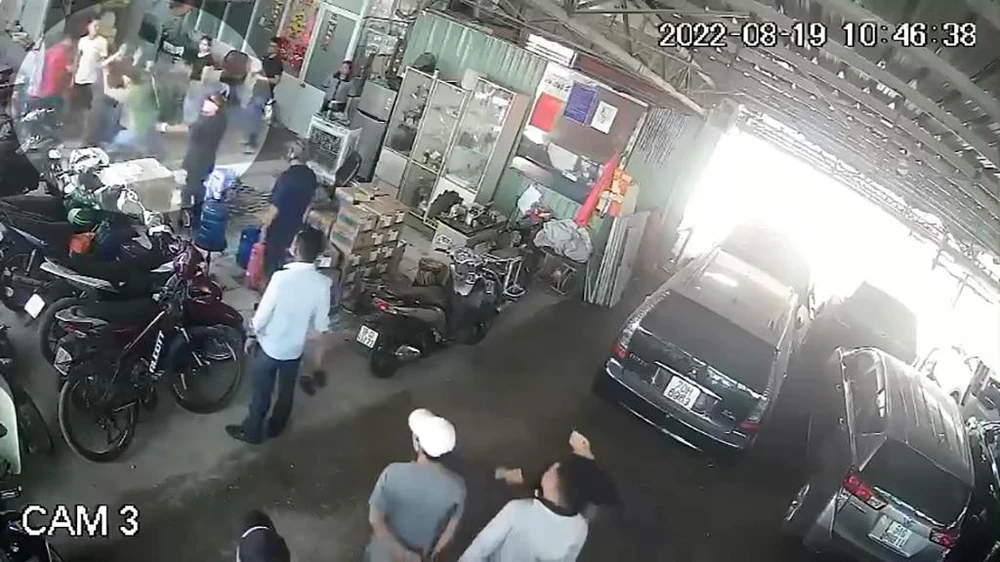 Nhóm người đã dùng cây dũ sắt tấn công người nhà chị Đ. Ảnh chụp từ clip