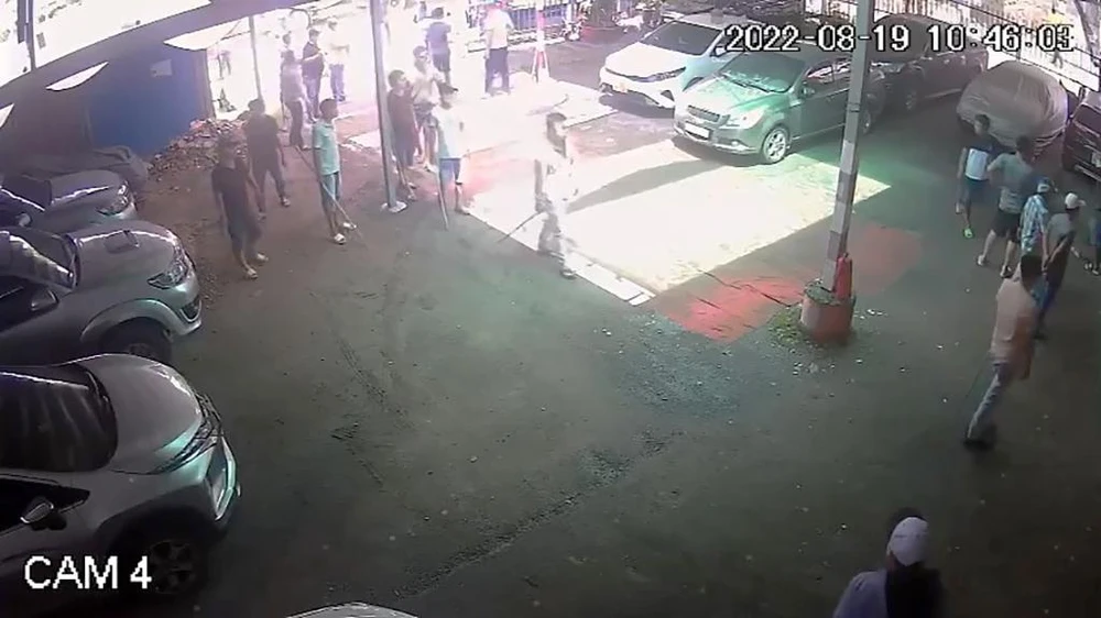 Nhóm này cầm gậy gộc ngang nhiên đi lại bên trong. Ảnh chụp từ clip