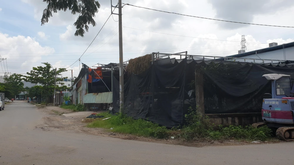 Nhóm người sau đó tháo đi rào sắt và hai tấm tôn mang đi khiến gia đình chị Đ lo lắng về an ninh tại bãi xe. Ảnh: NT