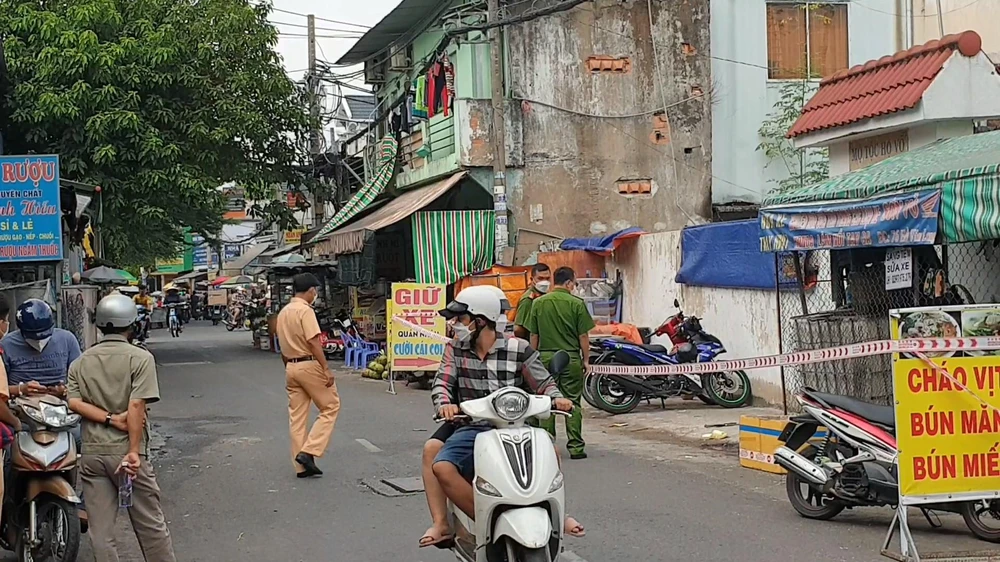 Công an khám nghiệm hiện trường, điều tra làm rõ vụ án mạng. Ảnh: NT