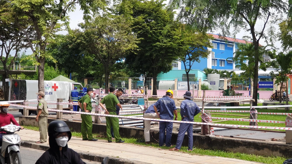 Đến trưa, thi thể nạn nhân được đưa về nhà xác để phục vụ điều tra. Ảnh: NT