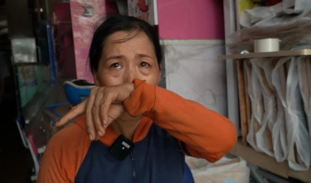 Bà Phượng cho biết rất đau xót khi bị trộm mất con chó. Ảnh chụp từ clip