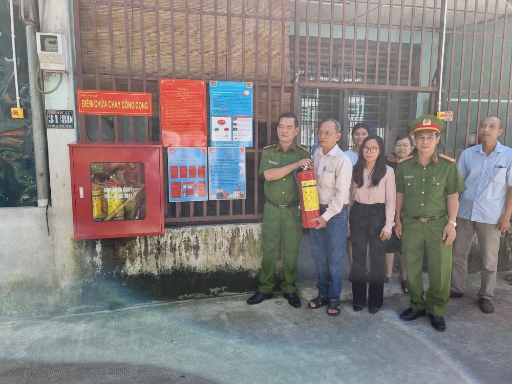 Các hộ gia đình qua đó được nâng cao về kiến thức cũng như kỹ năng PCCC và CNCH trong tình huống xảy ra hỏa hoạn. Ảnh: NT