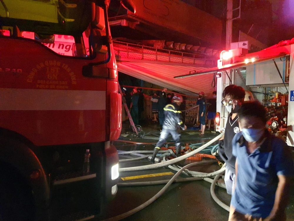 Đến rạng sáng cùng ngày, việc dập lửa tàn vẫn đang được triển khai. Ảnh: HT