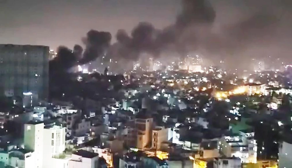 Đám cháy dữ dội khiến khói đen bốc cao hàng trăm mét. Ảnh: BH