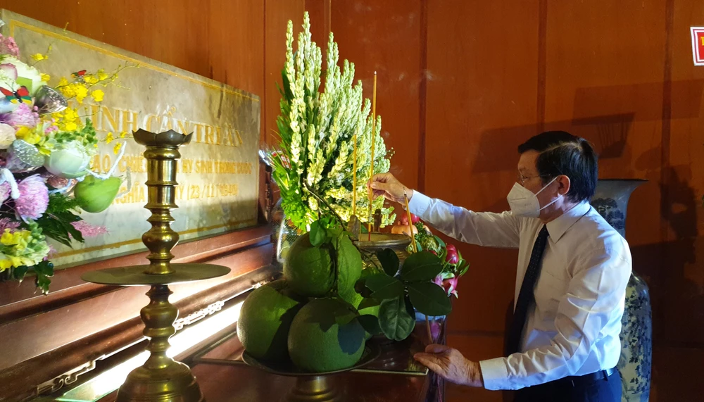 Nguyên Chủ tịch Nước CHXHCN Việt Nam Trương Tấn Sang thắp hương tại tại Di tích lịch sử cấp Quốc gia Ngã Ba Giồng. Ảnh: NT